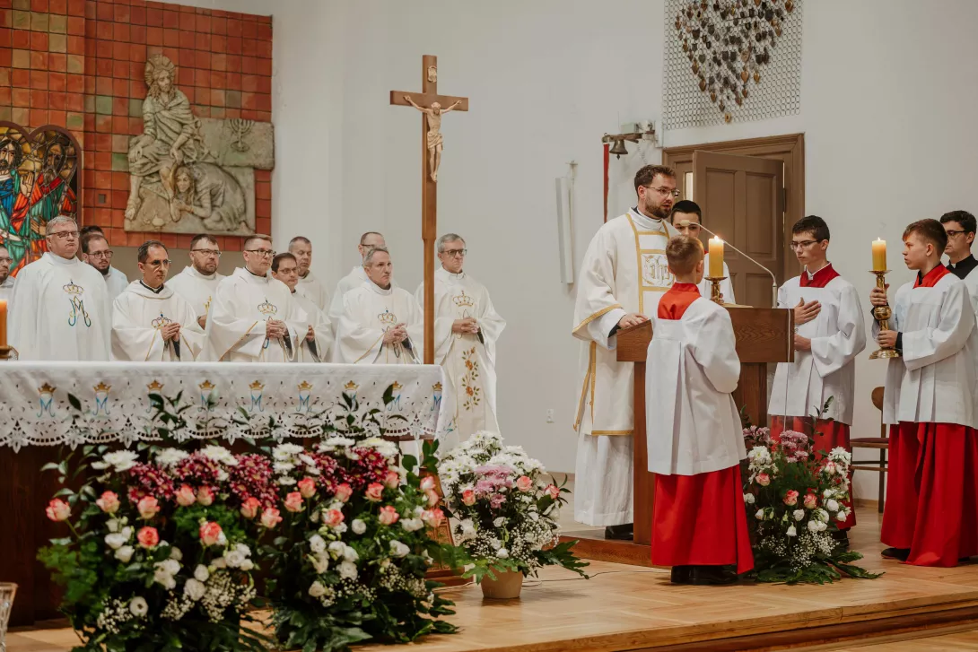 Uroczysta Msza Święta z okazji Jubileuszu Szkoły. Ewangelię czyta absolwent liceum diakon Jakub Bakalarz. 