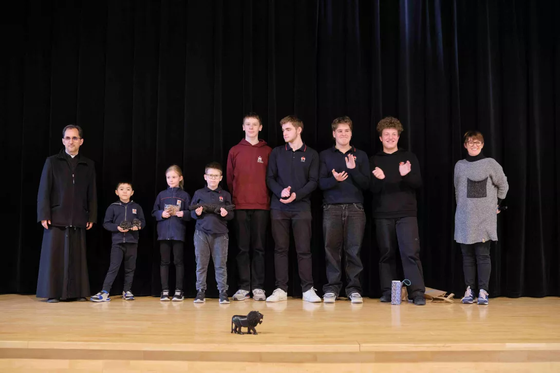 Uczniowie z koła misyjnego oraz laureaci misyjnej loterii z klas wczesnoszkolnych z dyrekcją szkoły. 