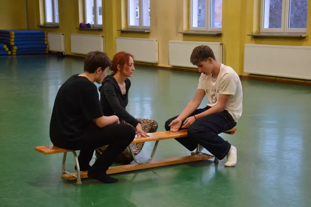 Uczestnicy spotkania w czasie teatralnej pracy warsztatowej. 