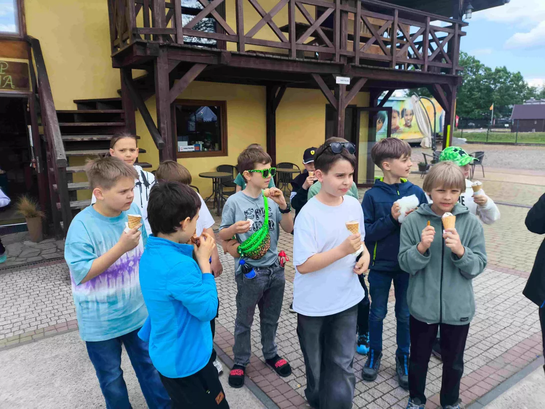 Wspólne jedzenie lodów przy Wioskach Świata. 