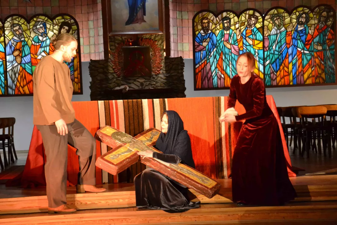 Scena ze spektaklu "Pasja" w wykonaniu teatru A z Gliwic.