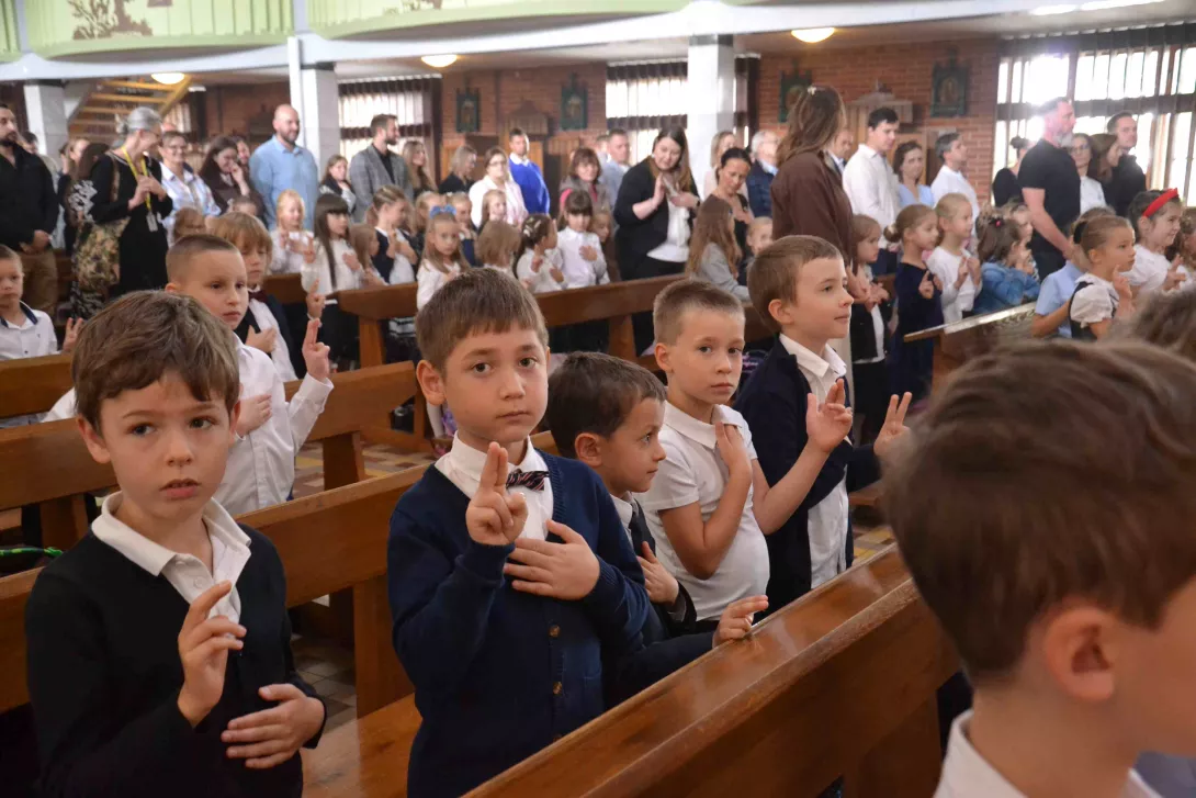 Uczniowie klas pierwszych składają ślubowanie.