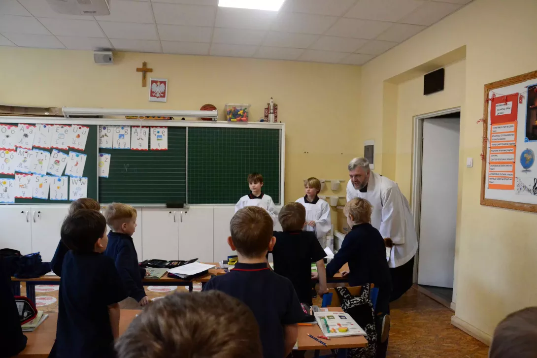 Szkolna kolęda klas wczesnoszkolnych. Błogosławieństwo w klasach.