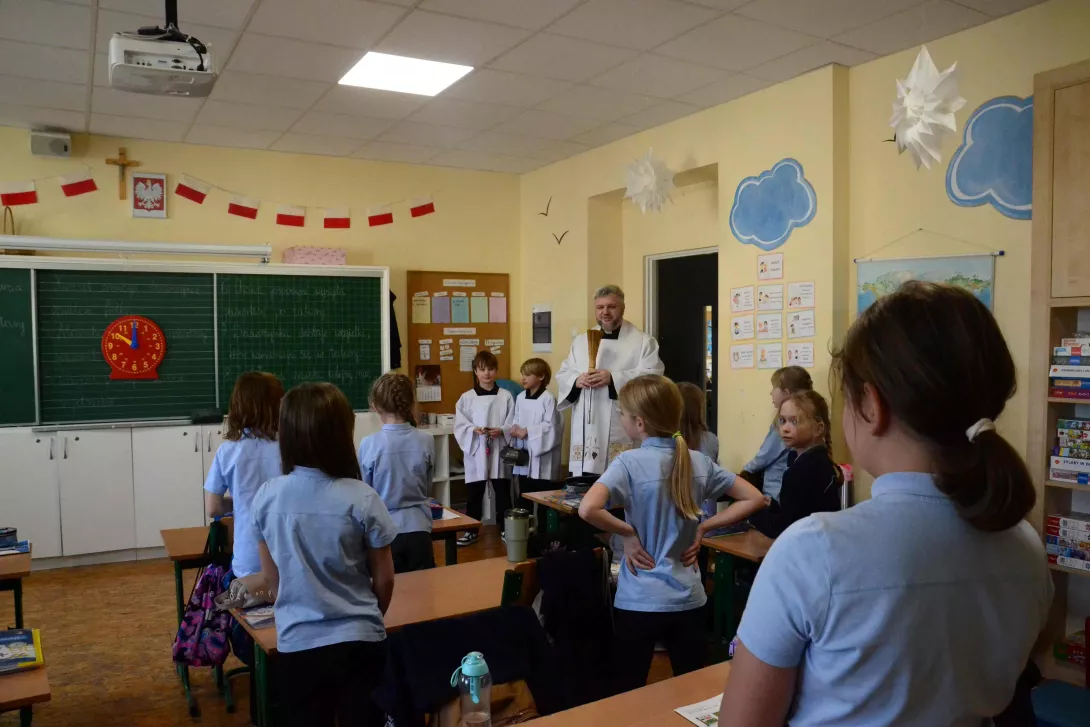 Szkolna kolęda klas wczesnoszkolnych. Błogosławieństwo w klasach.