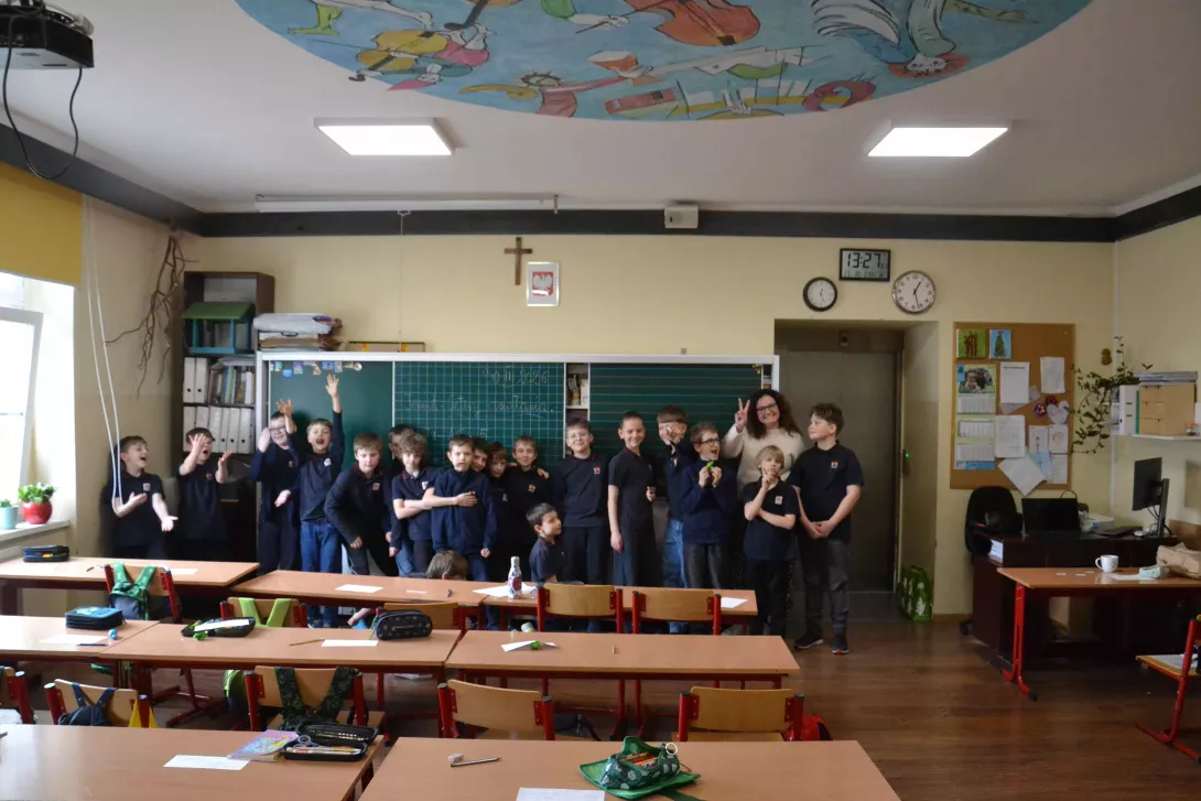 Uczniowie klasy 3b z mamą Janka, panią Anną Kubisztal. 