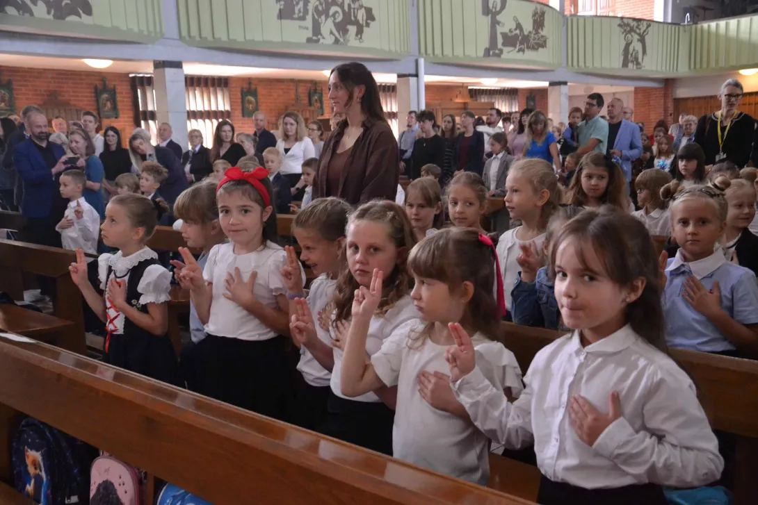 Uczniowie klas pierwszych składają ślubowanie.