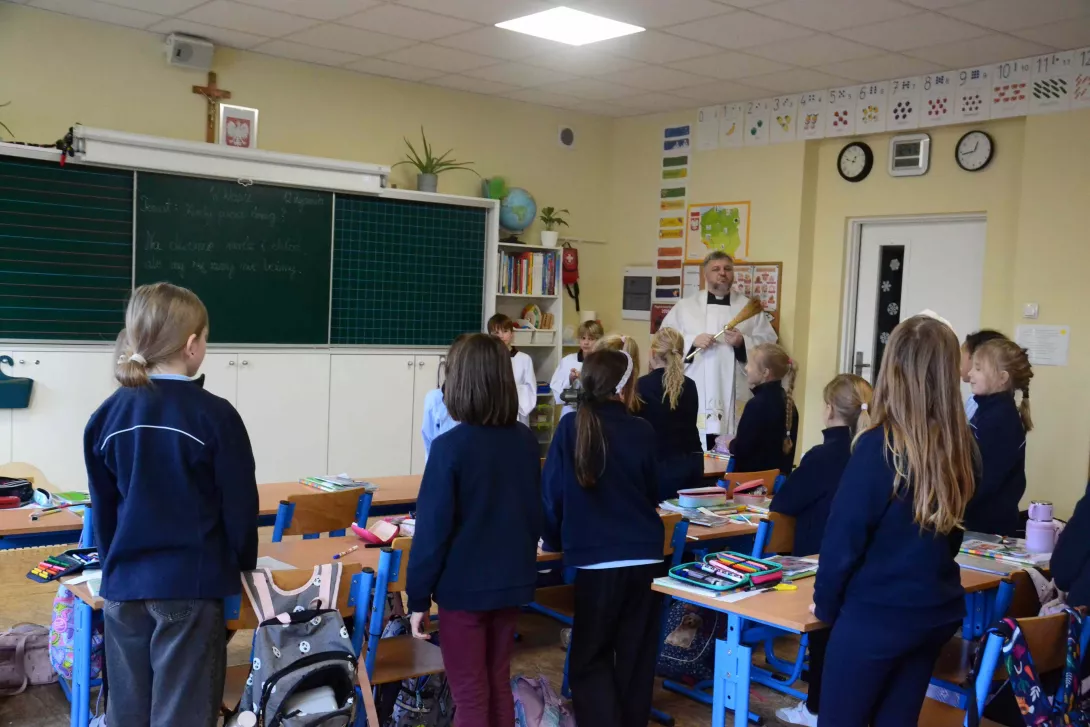 Szkolna kolęda klas wczesnoszkolnych. Błogosławieństwo w klasach.