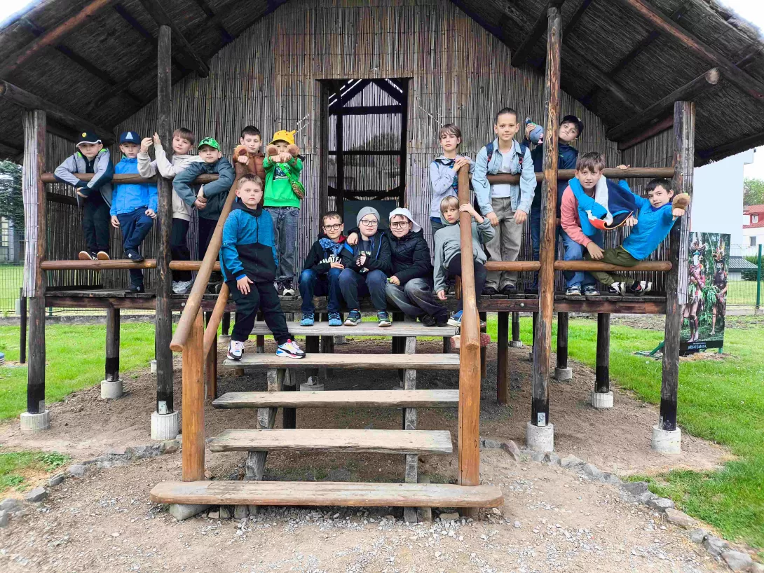 Zdjęcie grupowe klasy 3b w Wioskach Świata. 