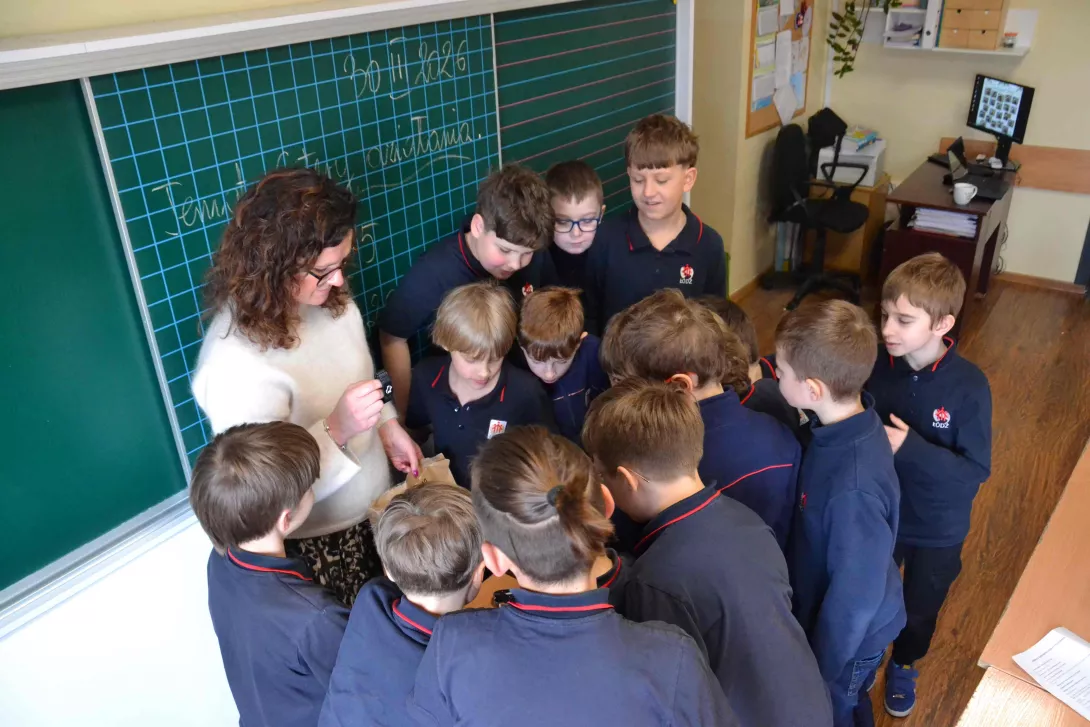 Testowanie rynku - wspólna rozmowa i oglądanie przyniesionych gadżetów przez mamę Janka oraz uczniów klasy 3b.  