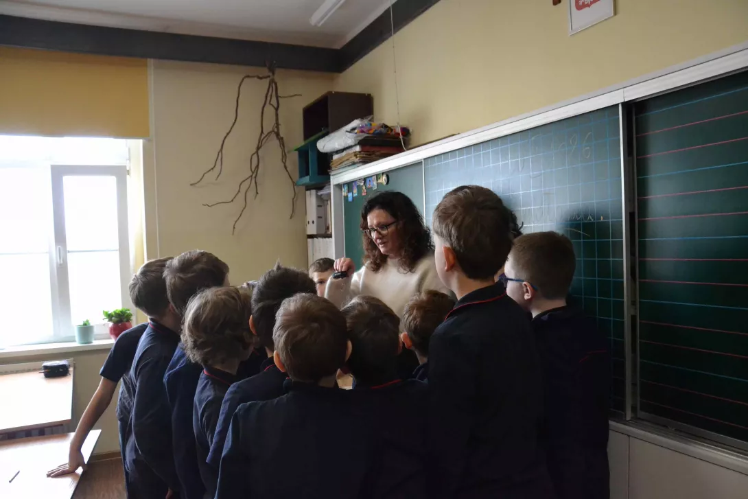 Testowanie rynku - wspólna rozmowa i oglądanie przyniesionych gadżetów przez mamę Janka oraz uczniów klasy 3b.  