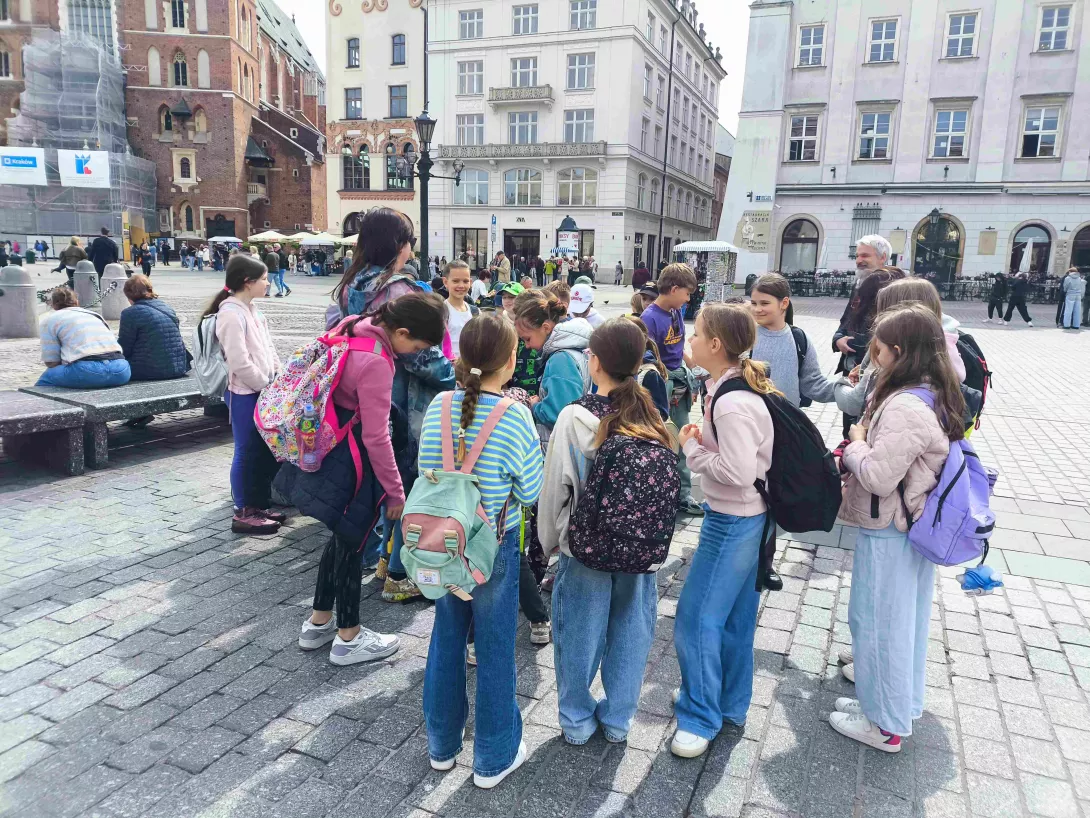 Uczniowie klas 3a i 3b na Starym Rynku, gra terenowa, zbieranie informacji do quizu. 