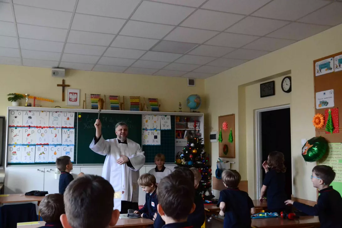 Szkolna kolęda klas wczesnoszkolnych. Błogosławieństwo w klasach.