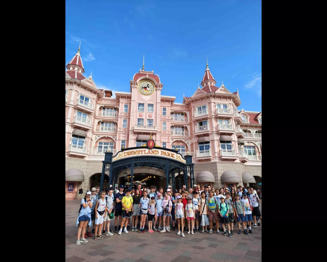 Zdjęcie grupowe przed wejściem do Disneylandu.