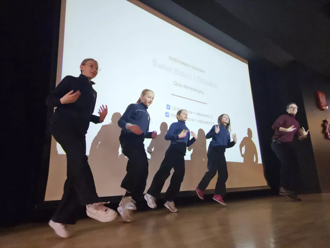 Klasy szóste w auli