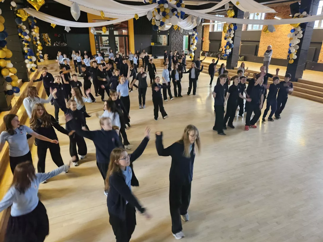 Klasy szóste w auli