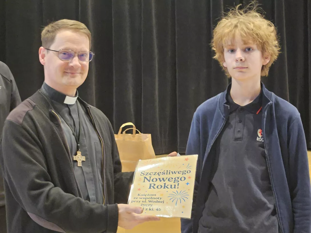 Uczniowie odbierają swoje marzenia