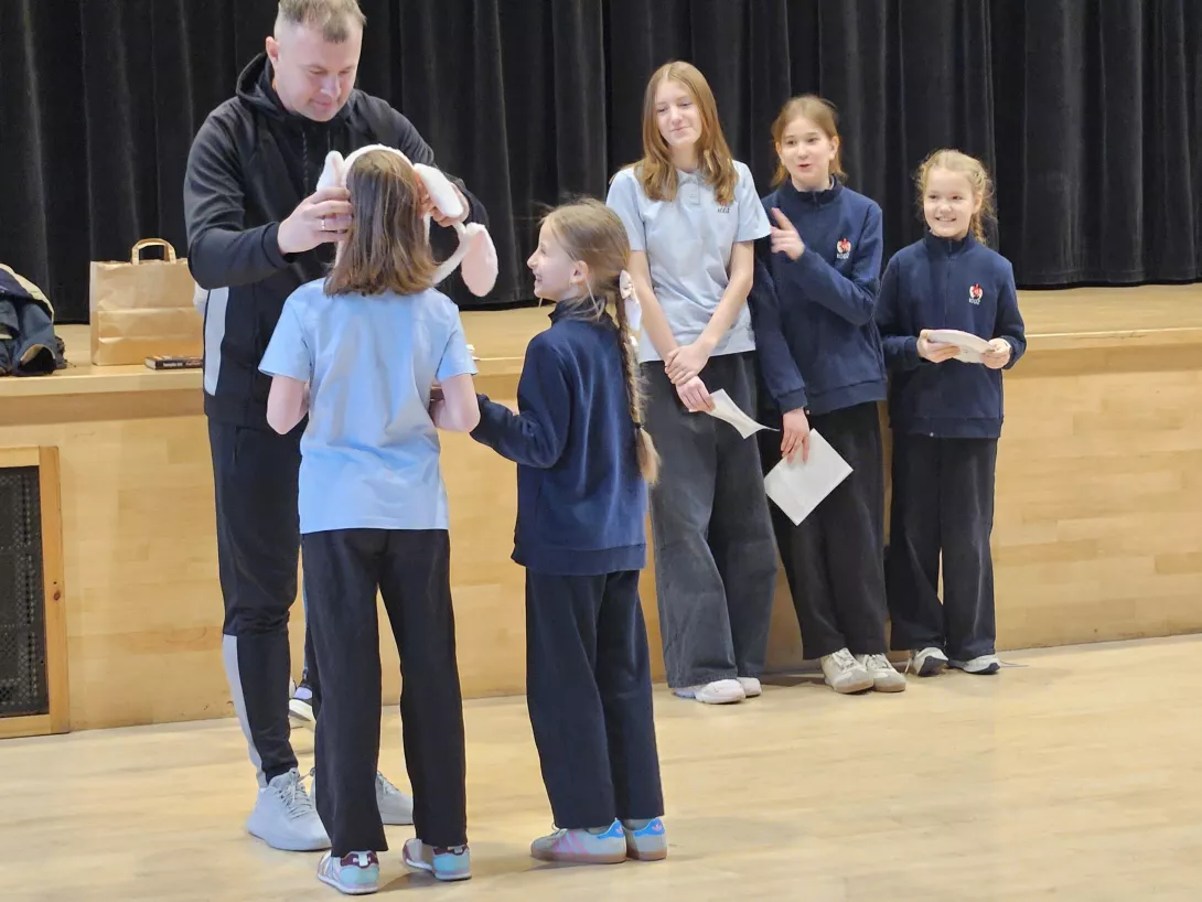 Uczniowie odbierają swoje marzenia