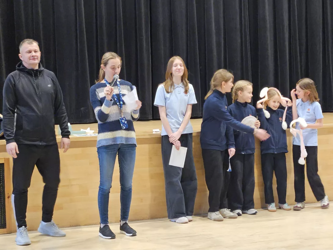 Uczniowie odbierają swoje marzenia