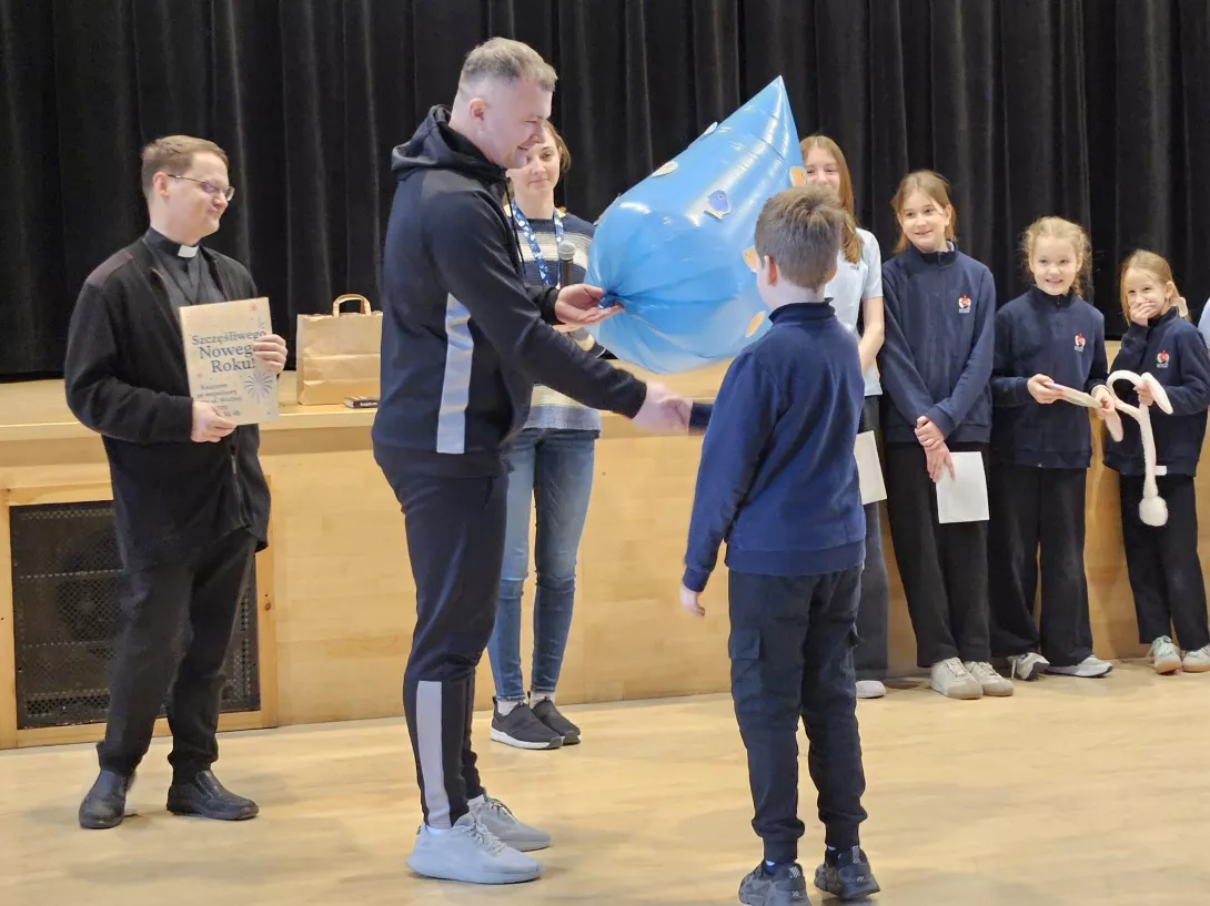 Uczniowie odbierają swoje marzenia