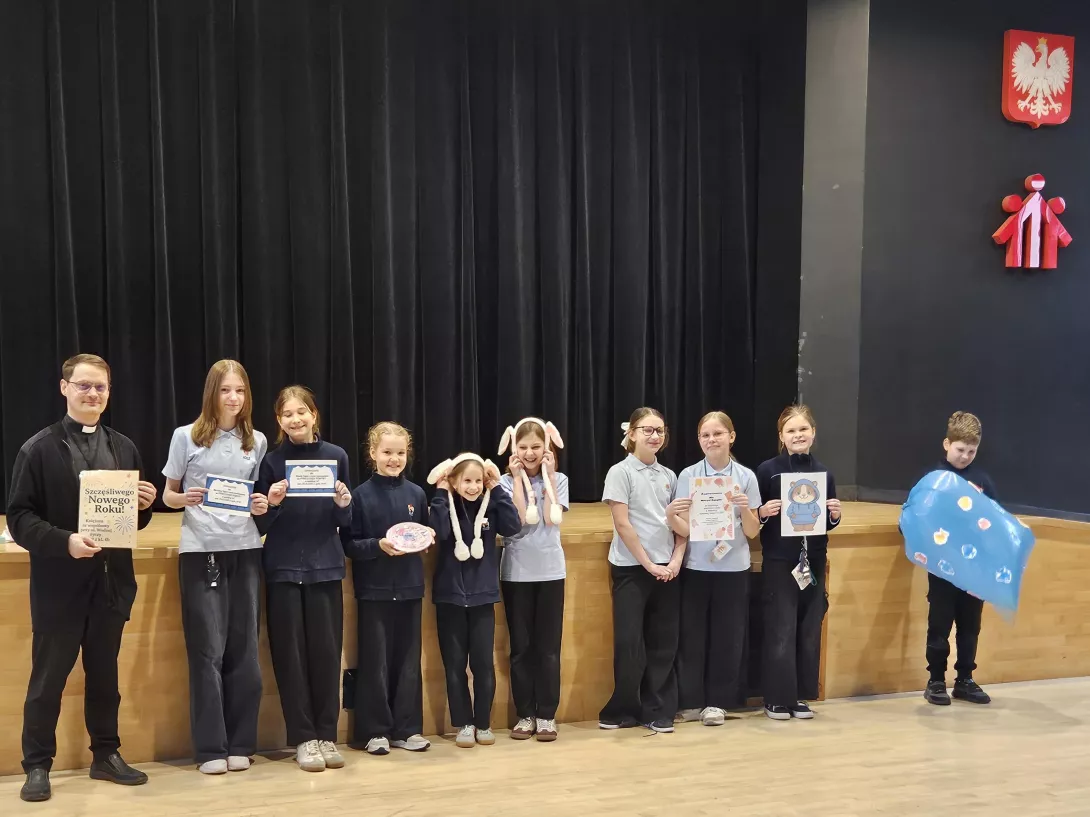 Uczniowie odbierają swoje marzenia