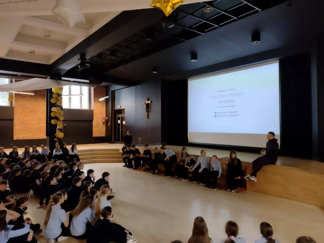 Klasy szóste w auli