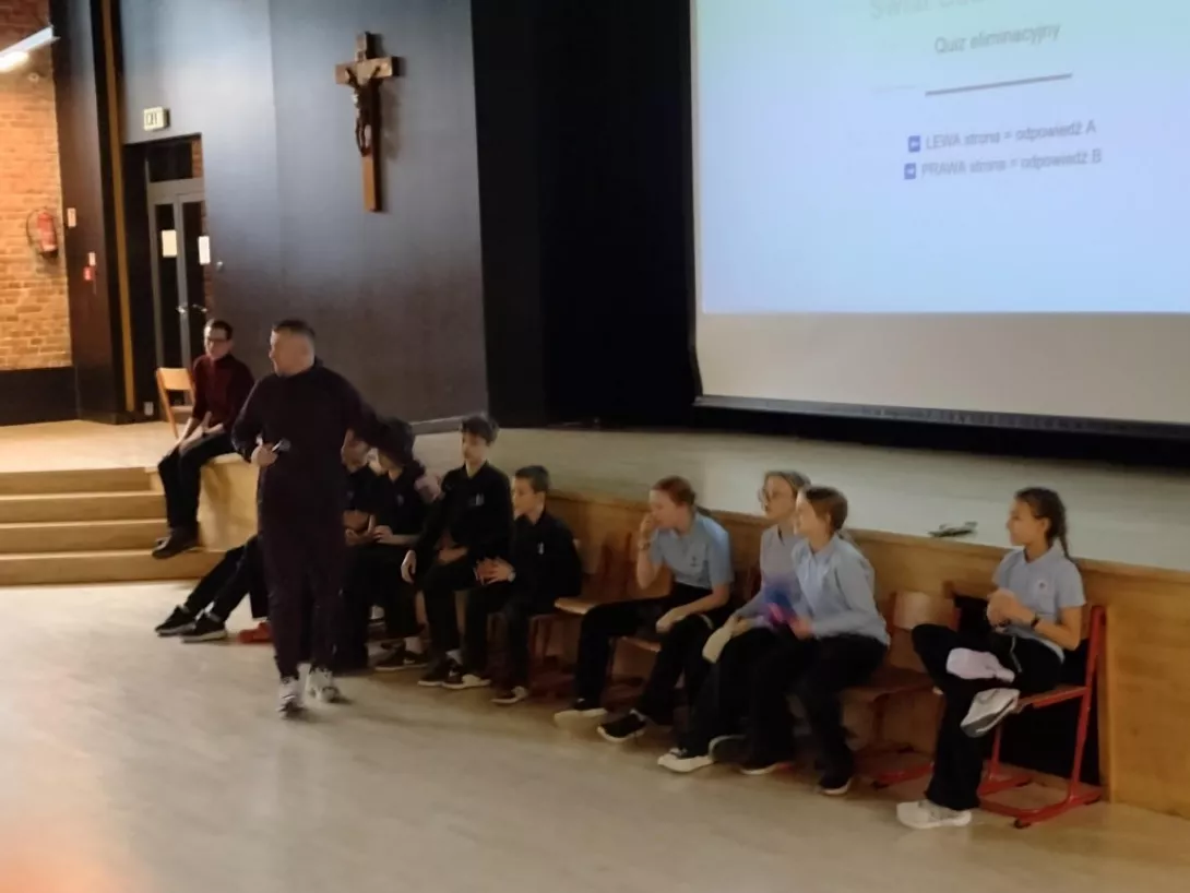 Klasy szóste w auli