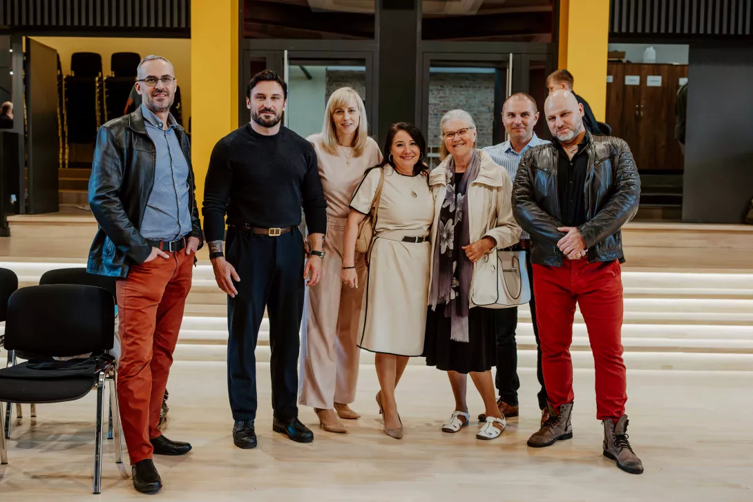 Zdjęcie grupowe nauczycieli z absolwentami. 
