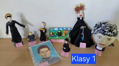 Prace plastyczne przedstawiające Jana Bosko w 3D wykonane przez klasy pierwsze.