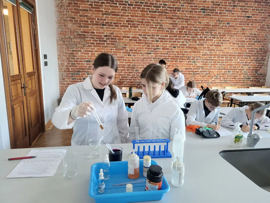 Uczniowie podczas zajęć w sali chemicznej.