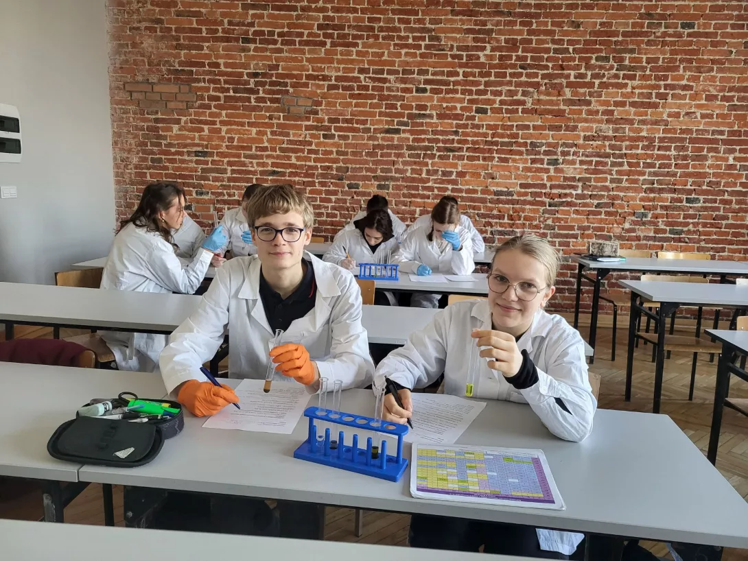 Uczniowie podczas zajęć w sali chemicznej.