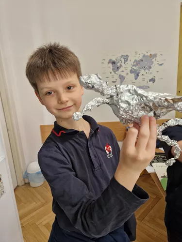 Uczeń prezentujący swoją rzeźbę