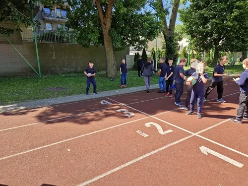 Uczniowie klasy 3D podczas gier terenowych