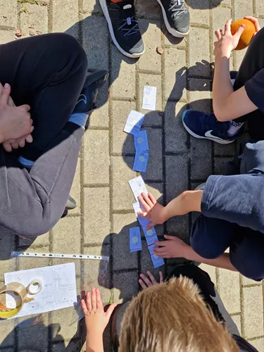 Uczniowie klasy 3D podczas gier terenowych