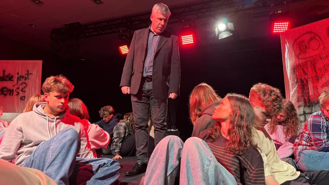 Zdjęcie ze spektaklu "Sekret" ze strony łódzkiej policji. 