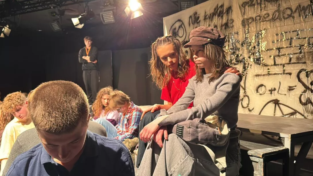 Zdjęcie ze spektaklu "Sekret" ze strony łódzkiej policji. 