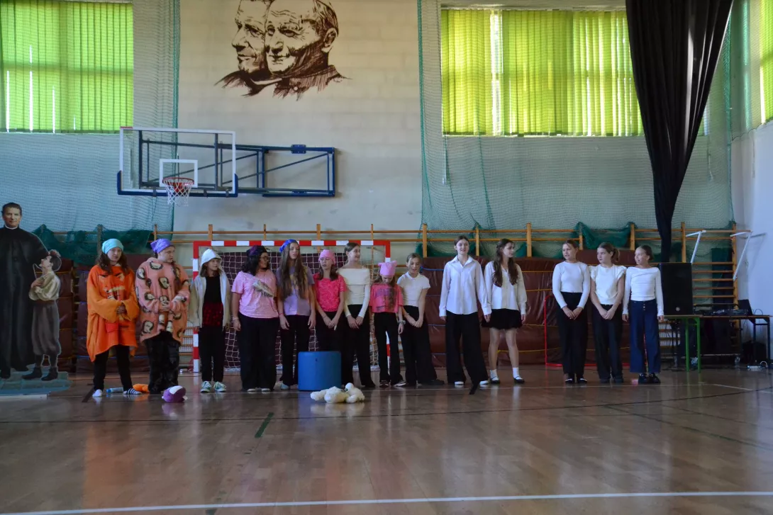 Etiuda o księdzu Bosko w wykonaniu klas 6 i 7 teatru Beznazwy. 