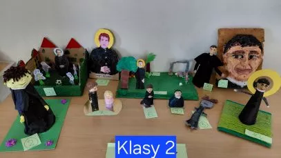 Prace plastyczne przedstawiające Jana Bosko w 3D wykonane przez klasy drugie.