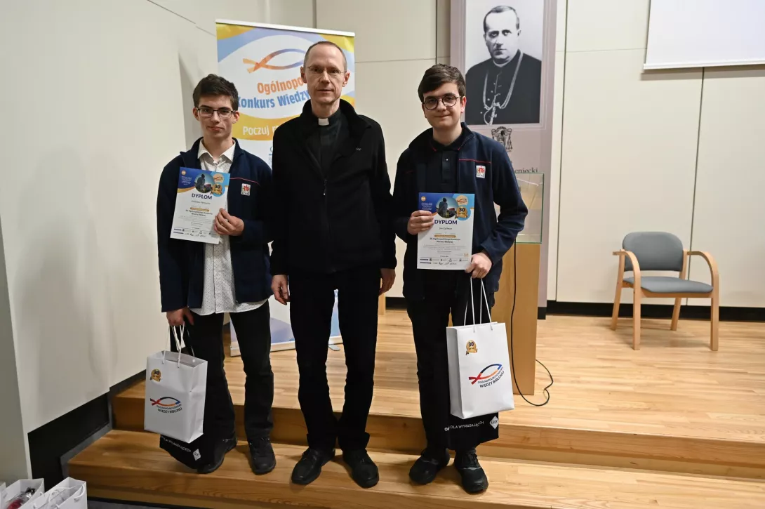 Laureaci etapu diecezjalnego z naszej szkoły z katechetą. (fot. facebook.com/CivitasChristianaLodz)