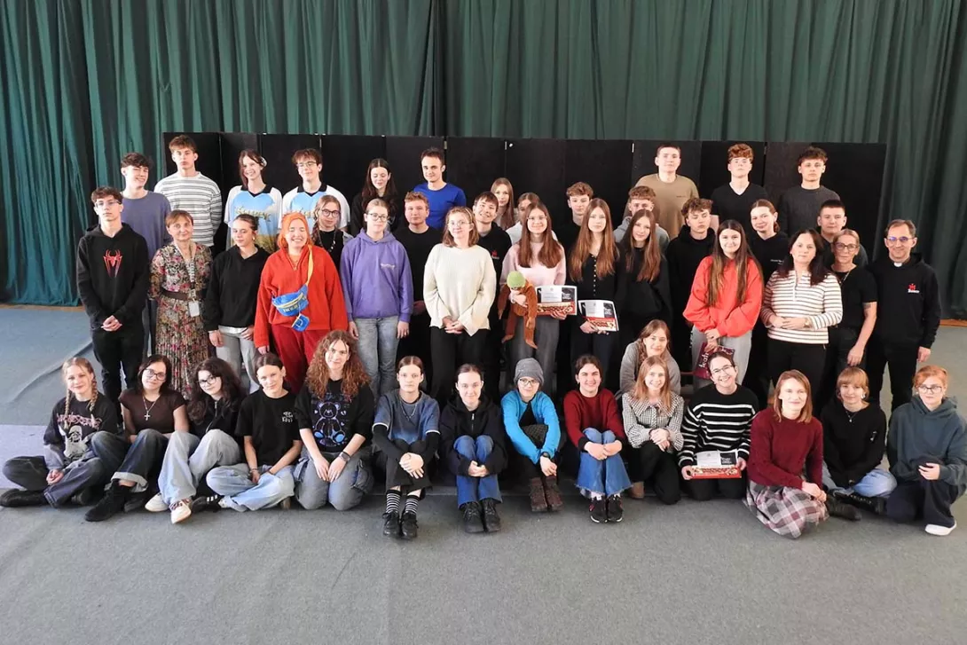 Zdjęcie grupowe uczestników Przeglądu Inicjatyw Teatralnych w Ostródzie. 