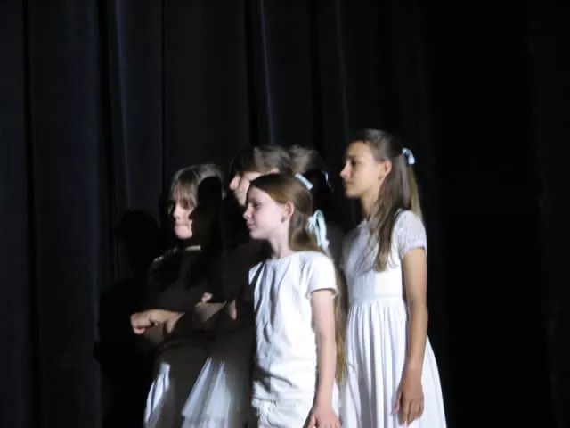 Zdjęcie ze spektaklu "Alicje" w wykonaniu teatru Beznazwy.