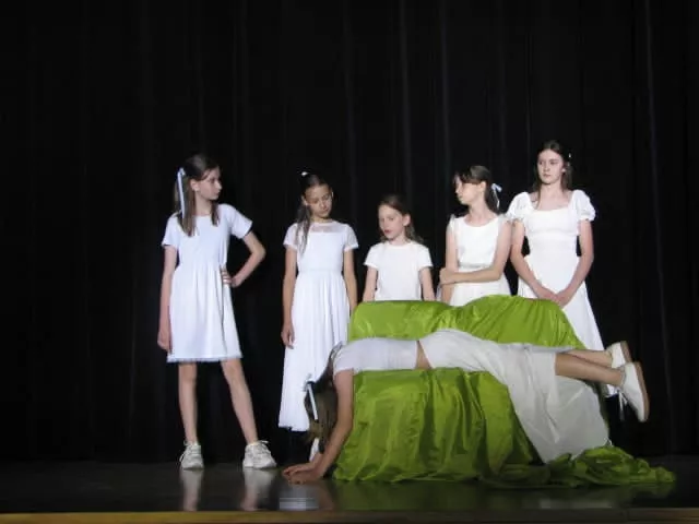 Zdjęcie ze spektaklu "Alicje" w wykonaniu teatru Beznazwy.