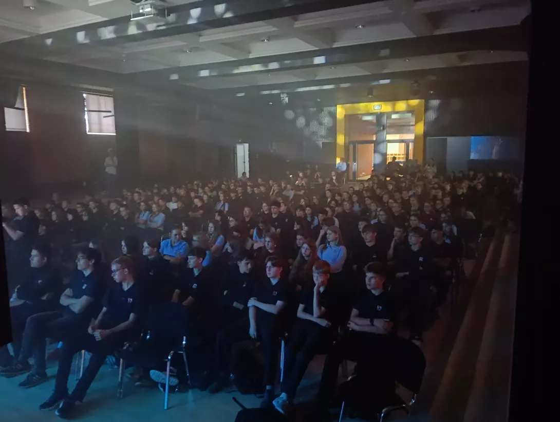uczniowie liceum w trakcie musicalu