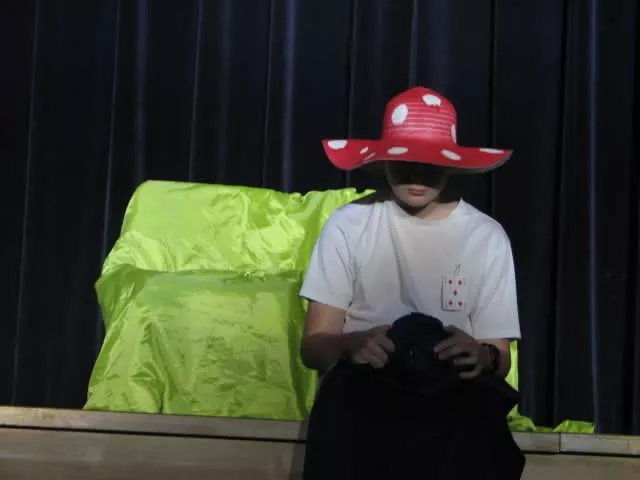 Zdjęcie ze spektaklu "Alicje" w wykonaniu teatru Beznazwy.