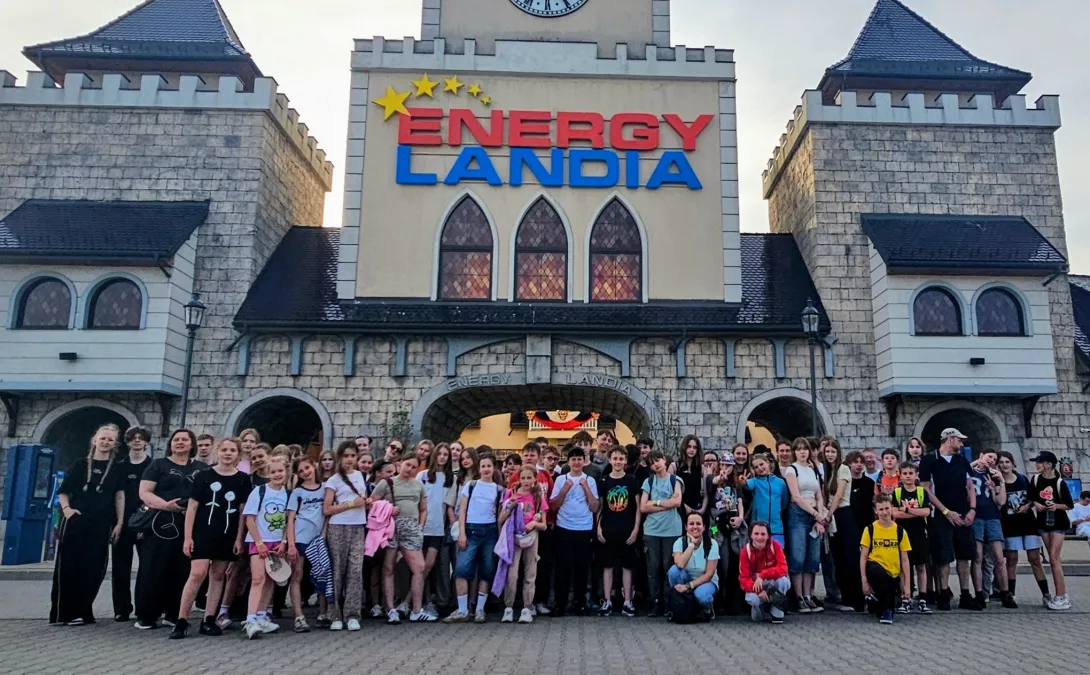 Zdjęcie grupy przed wejściem do Energylandii