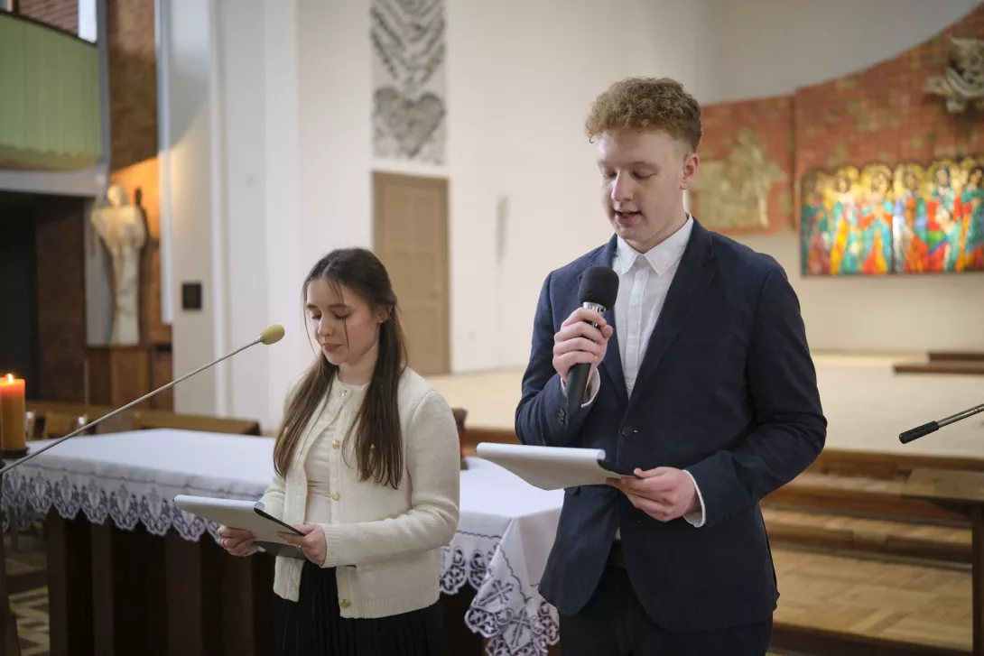 Julia i Bartek prowadzą rekolekcyjny rachunek sumienia. (fot. Amelia Szymańska)