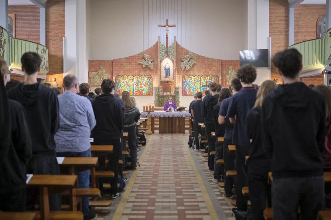 Msza św. z posypaniem głów popiołem, której przewodniczy dyrektor ks. Robert Bednarski. (fot. Amelia Szymańska)
