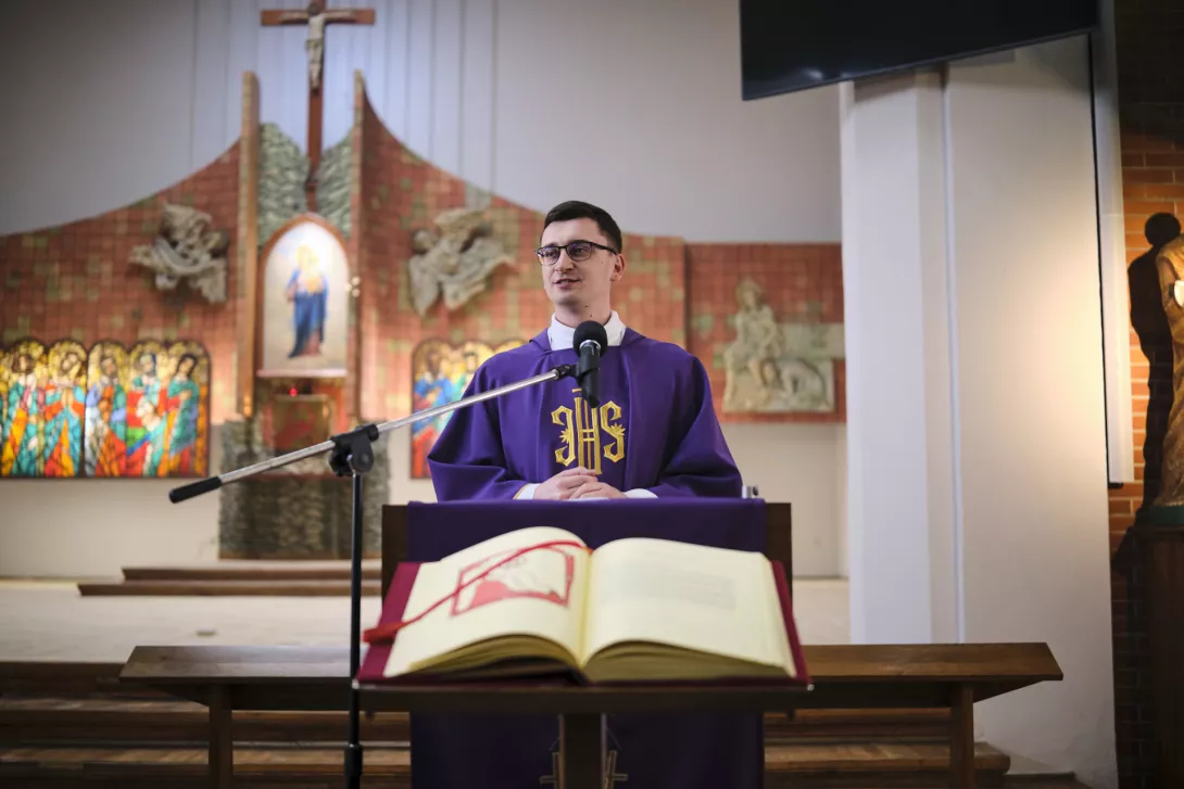 Kazanie podczas Mszy w Środę Popielcową głosi ks. Jacek Banasiuk. (fot. Amelia Szymańska)