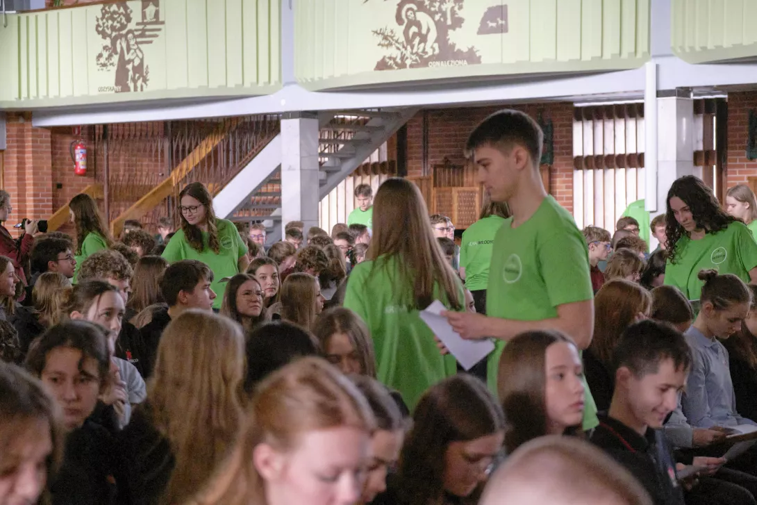 Wolontariusze rozdają kartki z CV do wypełnienia. (fot. Agnieszka Guminiak)