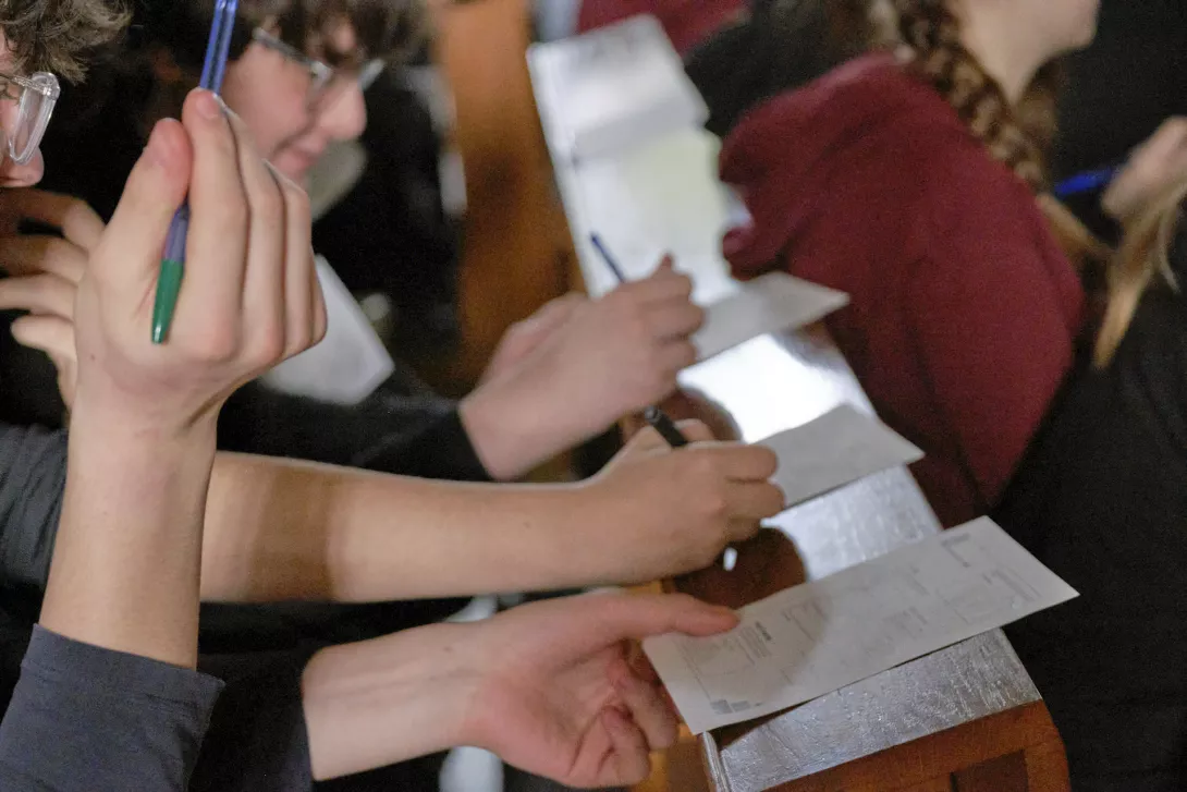 Uczniowie wypełniają swoje CV. (fot. Agnieszka Guminiak)