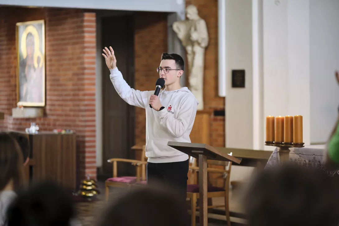 Krzysiek głosi świadectwo. (fot. Amelia Szymańska)